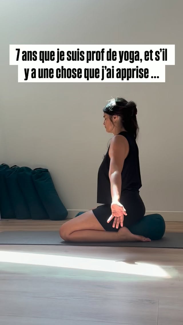 7 ans. 7 ans que je déroule mon tapis, que je guide vos souffles et que je partage cette passion. En septembre ça sera ma 8 eme rentrée 😅🥳
Mais si on est totalement honnêtes entre profs… enseigner le yoga, c’est aussi une immense charge mentale.
Derrière les sourires et l’ambiance tamisée, il y a : 
🕰️ Les heures à construire mes cours et à me former continuellement
🎶 La quête de la playlist idéale 
🥹 Le doute persistant
💼 Le “back office”: La compta, le marketing, la preparation des retraites et projets etc.
🙋‍♀️ L’énergie pour remplir les classes
🧘‍♀️ Et ta propre pratique perso!

On donne tellement qu’on oublie parfois de checker où on en est, nous, dans notre propre enseignement.
Avec @camille_milleetunyoga , on a voulu créer un espace pour faire une pause et faire le point, sans jugement.

🔮 Rends-toi vite en Story : on t’a préparé un petit test exclusif pour évaluer ton état d’esprit du moment.(Tu as raté la story ? Pas de panique, le test est épinglé dans ma Story à la Une)

Dis-moi en commentaire, toi qui enseignes : tu te sens parfois submergé.e toi aussi ?”