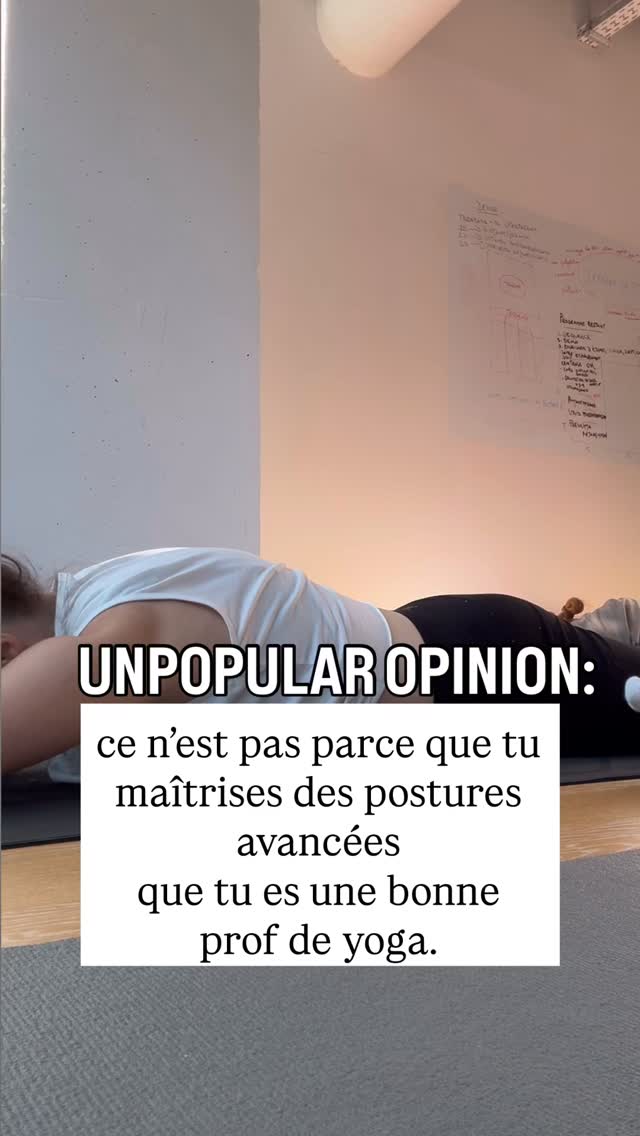 Savoir faire un handstand ou le grand écart
ne fait pas forcément de toi un bon enseignant.

Pratiquer ≠ transmettre.

Mon activité de yoga s’est développée
le jour où j’ai arrêté de “tenter” de performer
dans des postures où je n’arrivais même plus à respirer.

Et aussi quand j’ai arrêté de pratiquer
des postures plébiscitées sur les réseaux sociaux, parfois délétères pour mon corps 🫣

À la place, j’ai travaillé ma posture d’enseignante. Ma pratique a pris une autre direction moins performative mais plus authentique. 
Et surtout, j’ai donné beaucoup de cours.
J’ai continué à enseigner et à transmettre.

✅ Affiner mon langage
✅ Clarifier mes consignes
✅ Améliorer la qualité de mes assists
✅ Développer mon leadership dans la salle

Être prof de yoga en 2026, ce n’est pas démontrer.
C’est guider.

Quand ta posture est solide, tes élèves se sentent en sécurité.
Et la sécurité crée la fidélité.

Beaucoup de profs cherchent à devenir plus performants.
Alors que la clé est souvent de devenir plus claires,
plus précises, plus présentes.

Si tu veux faire évoluer ton activité sans tomber dans la surperformance,
je propose un audit personnalisé de ton activité de yoga.
Écris-moi “AUDIT” en message privé pour en discuter.

📸 workshop backbend de mon mentor @mathieuboldronyoga qui enseigne des postures avancées avec sa méthode « change perspective ». Tout est dans le titre 😂

#profdeyoga #yogabusiness #yogadurable #leadership