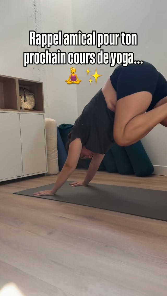 C’est une prise de conscience qui change absolument tout quand on enseigne. 💡
Quand on prépare nos séquences, on a parfois tendance à concevoir le cours qu’on aimerait faire pour nous-mêmes (avec nos envies d’intensité du jour, nos préférences de postures, ou nos automatismes de formation). Mais aussi par rapport à l’attente que l’on a derrière un type de pratique. 
Spoiler: on attend pas toujours d’un vinyasa que ca soit difficile, rapide et plein de chaturanga.
Bien souvent, en face : 
1️⃣ Les corps arrivent fatigués de leur journée ou dérouillés du matin. 
2️⃣ Leurs besoins d’échauffement ne sont pas toujours 10 répétitions de vinyasa à la chaîne. 
3️⃣ Ils ne viennent pas chercher une performance brute, mais un espace sécurisant et adapté à leur réalité de l’instant T.

Construire un cours intelligent, c’est laisser de l’espace pour adapter et se demander : “De quoi la salle a-t-elle réellement besoin aujourd’hui ?” 🌿
Quand tu commences à créer tes séquences autour des élèves, ton guidage devient plus juste, plus vivant... et ta charge mentale diminue considérablement. 🧠✨

🎓 Tu es prof de yoga et tu veux apprendre à créer des séquences fluides, anatomiques et centrées sur tes élèves ?Avec @camille_milleetunyoga on a créé une immersion sur-mesure pour t’aider à déconstruire la performance, adapter ton enseignement en direct et retrouver de la sérénité derrière ton tapis. 
➡️ Écris en commentaire ou clique sur le lien dans ma bio pour recevoir toutes les infos ! 🤝

#profdeyoga #formationyoga #yogafrance #enseignerleyoga #yogadurable
