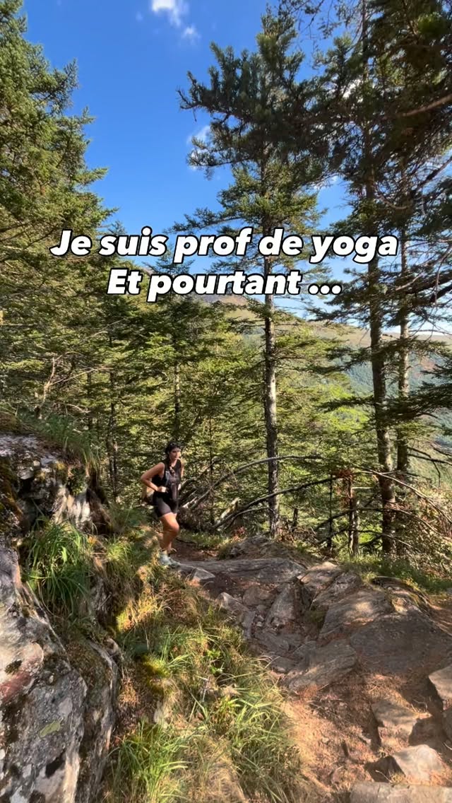 On se fait souvent une idée du métier de prof de yoga (et du bien-être en général) avec un quotidien, une esthétique, des rituels. 
Voici ce qui ne colle pas, chez moi :
➡️ Je ne partage pas ma pratique ni mes flows, ni ma réussite d’asana en ligne ➡️ Je m’accroche au présentiel, alors que tout le monde pousse le yoga en ligne ➡️ Je ne suis pas hyper flexible ou forte 💪 certaines postures me demandent autant d’effort qu’à mes élèves ➡️ Je n’ai pas pratiqué pendant les vacances, j’ai préféré faire de la rando ➡️ Je ne suis pas végane, j’aime trop le fromage ➡️ J’ai jamais été danseuse ou gymnaste dans une autre vie, à la base j’étais sédentaire, pas sportive du tout, d’ailleurs je n’ai pas le physique de l’emploi qu’on voit sur les réseaux ➡️ J’ai vécu en Inde... pas pour le yoga, mais pour un master en commerce international (et les rares fois où j’y ai pratiqué, je n’ai pas aimé)

Le yoga que j’enseigne n’a jamais eu besoin de ressembler à ce qu’on voit sur les réseaux ou à la TV. 
Moins de mise en scène, plus de justesse.

Rejoins moi 🙏🏻

📸 prise en pleine ascension dans les Pyrénées 🏔️

#profdeyoga #yogaangers #angersyoga #yoganantes