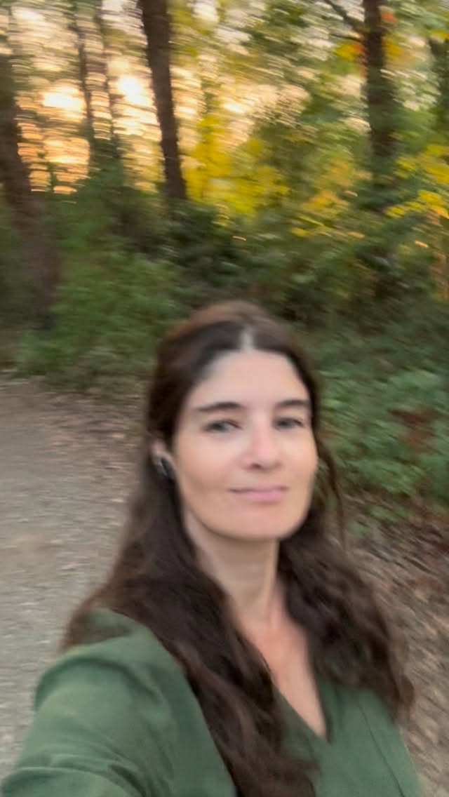 Il n’y a pas une seule façon d’enseigner le yoga. Selon notre sensibilité, notre parcours et notre expérience du terrain, on affine notre pédagogie pour trouver ce qui nous ressemble le plus.
Si tu te demandes où je me situe, voici mes teams 👇
👀 Hors du tapis : Je préfère être debout ou me déplacer pour observer la salle, sécuriser et assister les élèves et adapter le cours en direct, plutôt que de faire ma propre pratique.  Mais parfois je suis sur le tapis! pour l’ancrage, pour accompagner et cultiver l’énergie du groupe, et pour montrer quand c’est nécessaire 
🎶 Savasana non guidé,avec quasi toujours de la musique : Offrir un vrai espace d’intégration sans sur-guider à la voix, pour laisser le système nerveux s’imprégner en douceur. (Le silence absolu ça peut avoir l’effet inverse que celui recherché 🫢)
🗣️ Assist’ verbal : Affiner mon vocabulaire et mon guidage pour que l’élève comprenne et ressente par lui-même, sans imposer un toucher. Mais parfois Assist’ physique ! Pas pour corriger mais pour amener plus de ressenti, d’accompagnement et de soutien. 
Et toi, c’est quoi ?
Dis-moi tout en commentaire ! 👇💬
🤦‍♀️ Tu cherches encore ta propre posture de prof et tu t’épuises à vouloir tout tester ? 
➡️ Enseigner un yoga vivant, incarné et simple, ça s’apprend. 🛠️
Avec @camille_milleetunyoga , on lance notre toute première immersion pour les profs de yoga qui veulent sortir du perfectionnisme et affirmer leur propre pédagogie.

👉 Écris “IMMERSION” en commentaire ou clique sur le lien dans ma bio pour recevoir toutes les infos ! ✨

#profdeyoga #yogafrance #yogabusiness #formationyoga #enseignerleyoga