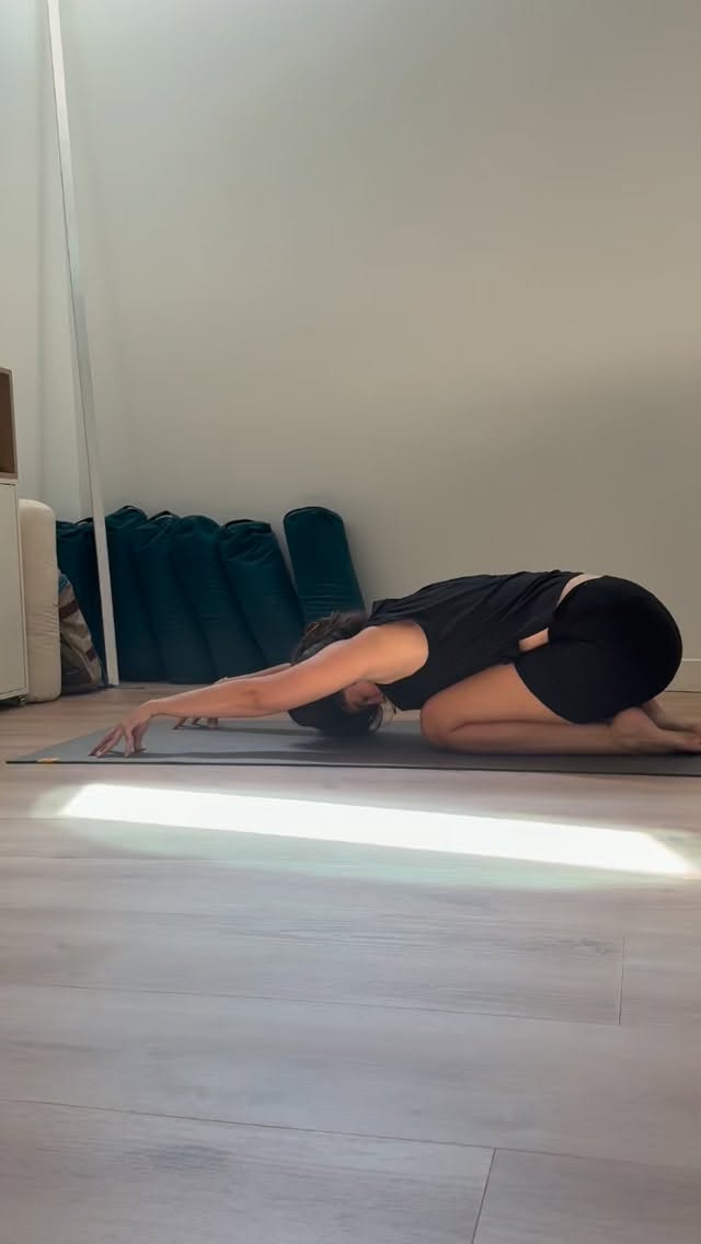 7 ans que je suis prof de yoga, des centaines d’heures de formation au compteur, et pourtant... adapter son cours en direct reste le vrai sport national. 🥵 et selon moi une compétence non négociable quand on enseigne des classes collectives de yoga dynamique .
À moins d’être ultra-spécialisée, tu te retrouveras TOUJOURS face à des classes hétérogènes. Des personnes stressées, d’autres fatiguées, blessées, des personnes en méga forme 😅. Surtout des corps et des histoires de vie totalement différents.

Dans nos premiers mois ou années d’enseignement, c’est NORMAL de se sentir dépassée et de ne pas savoir quoi proposer comme alternative(surtout en Vinyasa). 

Mais face à ça, on a souvent le même réflexe : on se dit qu’il faut faire une énième formation. 
Accumuler un nouveau style, un diplôme d’anatomie ou de prénatal pour cocher toutes les cases et gagner en légitimité. 
Ne me faite pas croire que je suis la seule après mon premier 200h à avoir acheté une formation en anat’ 😆
Pour certaines personnes, on ne va pas se mentir cela est indispensable de refaire de l’anatomie. Il y a des bases non négligeable pour construire des séquences intelligente. 
Mais cela ne résoudra pas ton problème sur le terrain si tu te sens dépassée face à une classe tout niveau.

Ce dont tu as besoin, ce n’est pas de plus de théorie. 🙅‍♀️
C’est d’apprendre:
➡️ à structurer et guider une classe de yoga vivant et de façon concrète
➡️ à développer toi même un sequencing intelligent et adaptable à tous (pas le sequencing tout fait de ton prof pour les profs), 
➡️ à vraiment incarner ton enseignement et ta présence. 

Ce n’est pas inné, ça s’apprend.

Avec @camille_milleetunyoga, on a voulu créer un espace pour faire une pause et faire le point, sans jugement.

🔥On lance notre première immersion pour les profs de yoga qui ont envie d’incarner leur pédagogie et leur séquencing pour des cours vivants, progressifs, adaptés à chaque pratiquant, du débutant à l’avancé.

Je te laisse les infos en BIO ou me laisser un commentaire ⤵️

#profdeyoga #yogadurable #formationyoga