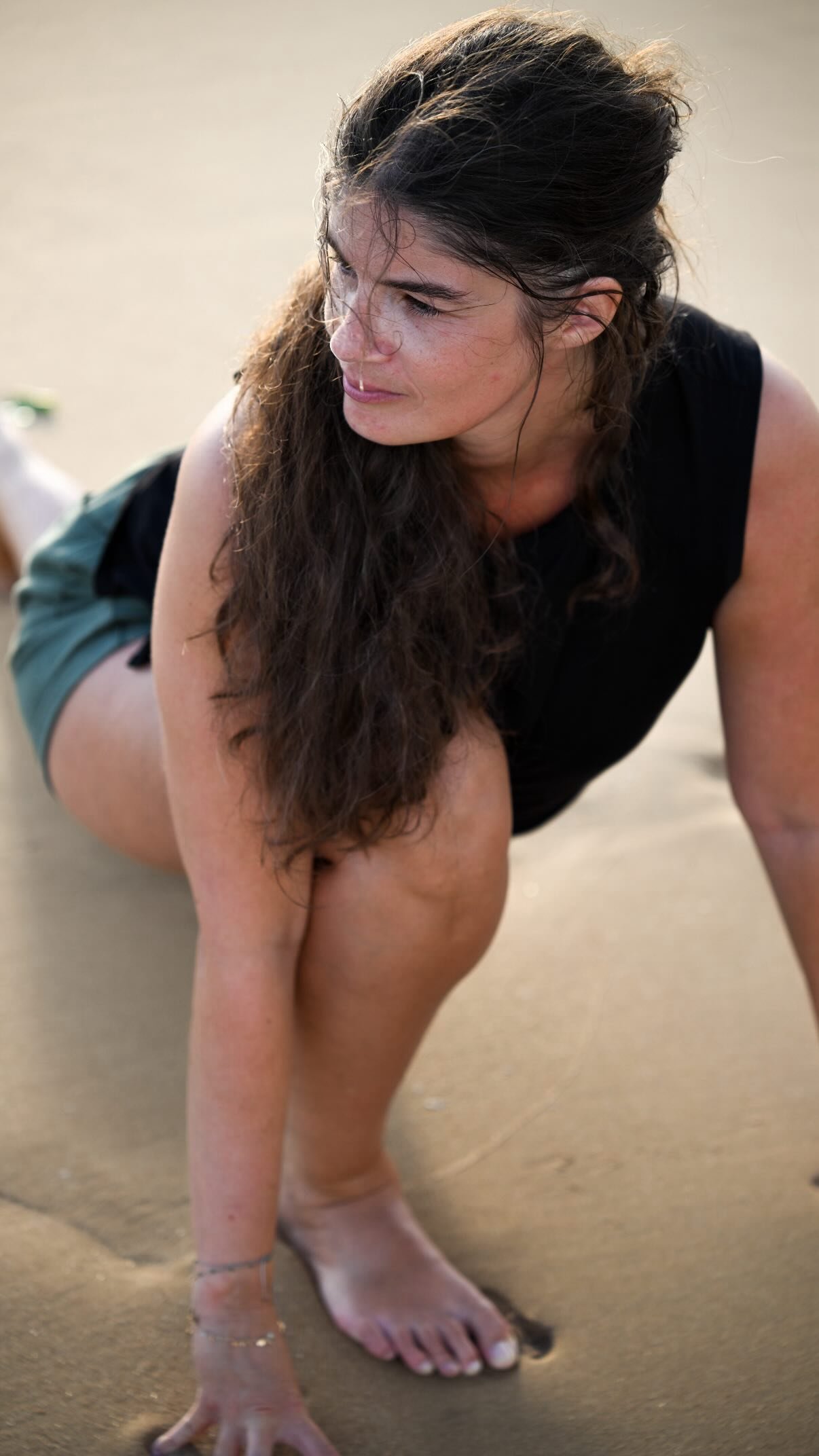 Ma semaine de formation avec @simonborgolivier a nourri ma façon d’enseigner. Voici 5 principes du synergy yoga que j’ai retenu et qui guident ma pratique 🌿
1- bouge activement 
2- bouge à partir du centre 
3- bouge avec fluidité 
4- respire naturellement 
5- moins de tensions, moins d’étirements 

➡️ j’ai envie de savoir. Ça te parle ? Tu pratiques déjà comme ça ? 

#profdeyoga #yogadurable #yogavivant #yogaangers